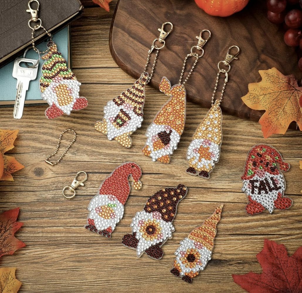 Diamond Painting Sleutelhanger - Dubbelzijdig - 8 x sleutelhanger - Kerst - Kabouters - Rood - Voor in de kerstboom - Volwassenen - Hobby - Kinderen - volledig pakket - Kinderfeestje - Maak je eigen sleutelhanger - Hanger voor aan je tas - Afbeelding 2