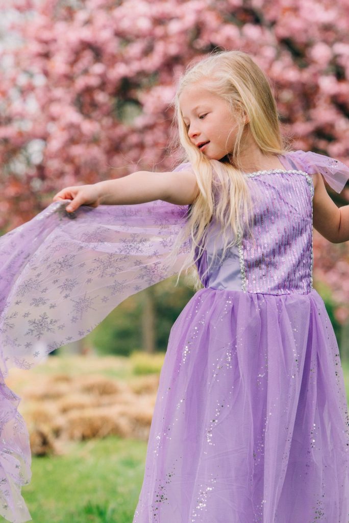 Frozen Elsa Jurk - Prinsessenjurk Meisje - Kroon + Toverstaf + Elsa Vlecht + Prinsessen Handschoenen - Paars - Afbeelding 10