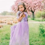 Frozen Elsa Jurk - Prinsessenjurk Meisje - Kroon + Toverstaf + Elsa Vlecht + Prinsessen Handschoenen - Paars