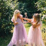 Frozen Elsa Jurk - Prinsessenjurk Meisje - Kroon + Toverstaf + Elsa Vlecht + Prinsessen Handschoenen - Paars