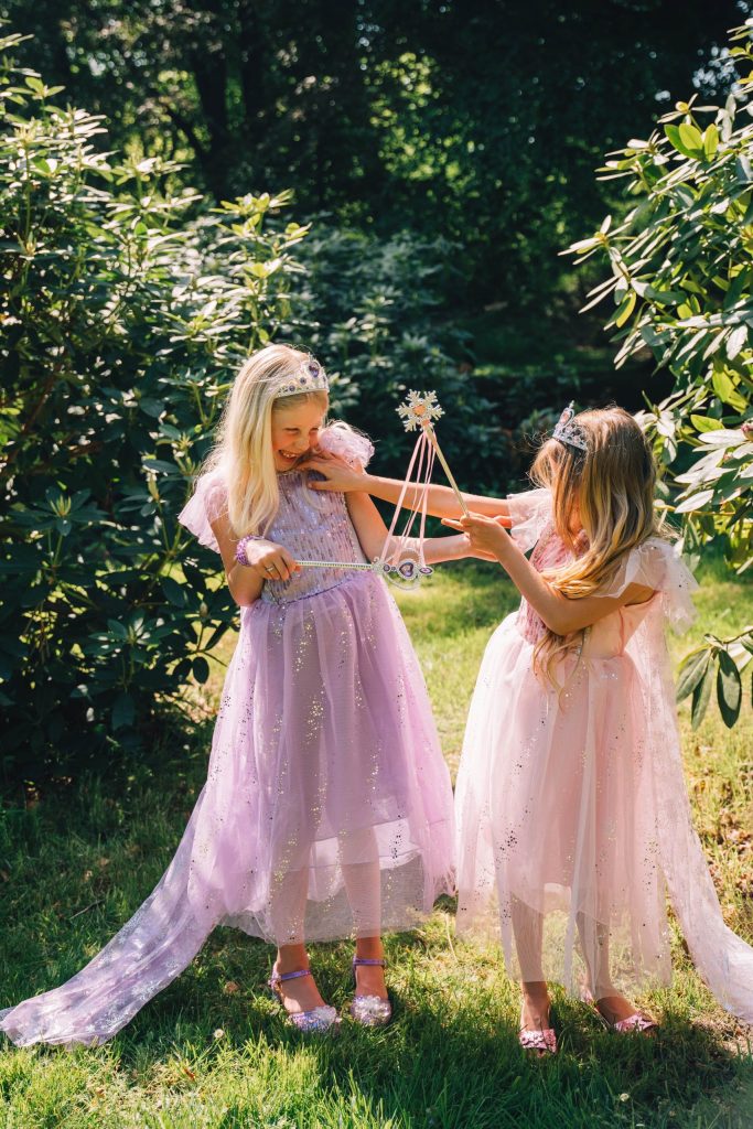 Frozen Elsa Jurk - Prinsessenjurk Meisje - Kroon + Toverstaf + Elsa Vlecht + Prinsessen Handschoenen - Paars - Afbeelding 2
