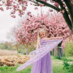 Frozen Elsa Jurk - Prinsessenjurk Meisje - Kroon + Toverstaf + Elsa Vlecht + Prinsessen Handschoenen - Paars