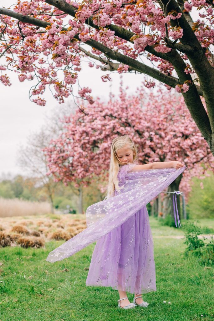 Frozen Elsa Jurk - Prinsessenjurk Meisje - Kroon + Toverstaf + Elsa Vlecht + Prinsessen Handschoenen - Paars - Afbeelding 3