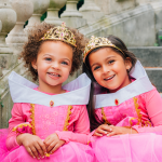 Doornroosje roze prinsessenjurk - verkleedjurk + Kroon + Toverstaf + Roze Prinsessenhandschoenen