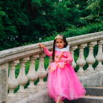 Doornroosje roze prinsessenjurk - verkleedjurk + Kroon + Toverstaf + Roze Prinsessenhandschoenen