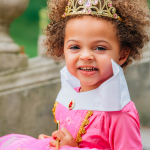 Doornroosje roze prinsessenjurk - verkleedjurk + Kroon + Toverstaf + Roze Prinsessenhandschoenen