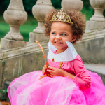 Doornroosje roze prinsessenjurk - verkleedjurk + Kroon + Toverstaf + Roze Prinsessenhandschoenen