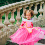 Doornroosje roze prinsessenjurk - verkleedjurk + Kroon + Toverstaf + Roze Prinsessenhandschoenen