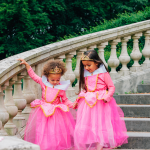 Doornroosje roze prinsessenjurk - verkleedjurk + Kroon + Toverstaf + Roze Prinsessenhandschoenen