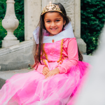 Doornroosje roze prinsessenjurk - verkleedjurk + Kroon + Toverstaf + Roze Prinsessenhandschoenen