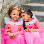 Doornroosje roze prinsessenjurk - verkleedjurk + Kroon + Toverstaf + Roze Prinsessenhandschoenen