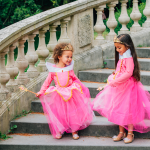 Doornroosje roze prinsessenjurk - verkleedjurk + Kroon + Toverstaf + Roze Prinsessenhandschoenen