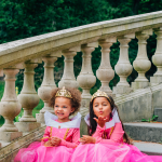 Doornroosje roze prinsessenjurk - verkleedjurk + Kroon + Toverstaf + Roze Prinsessenhandschoenen