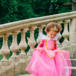 Doornroosje roze prinsessenjurk - verkleedjurk + Kroon + Toverstaf + Roze Prinsessenhandschoenen