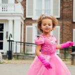 Doornroosje - roze prinsessenjurk vlinders + Kroon + Toverstaf + Handschoenen