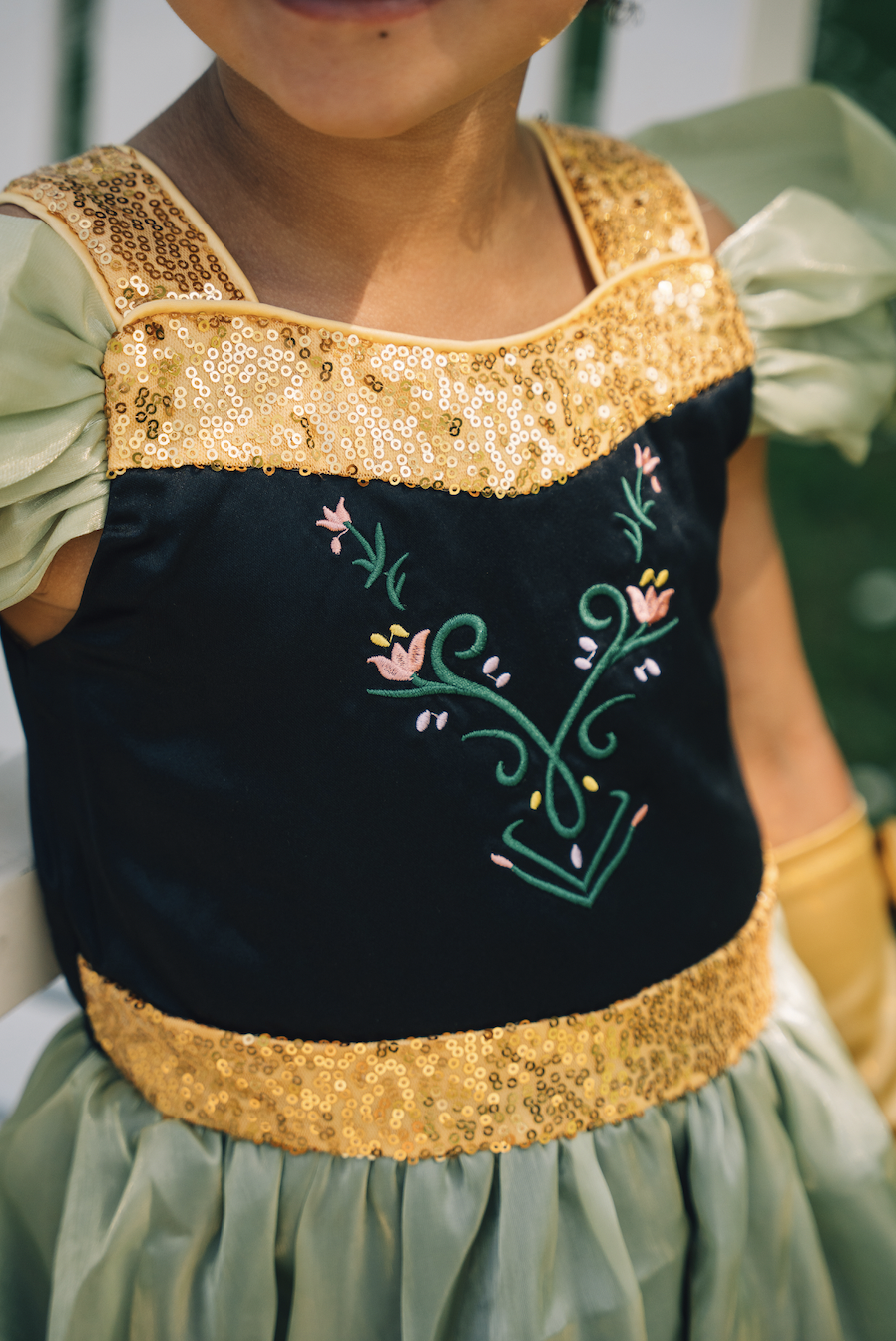 Ingezoomde foto van een meisje die een prinsessenjurk draagt