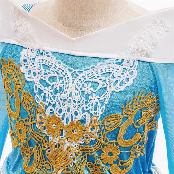 Detail prinsessenjurk doornroosje blauw