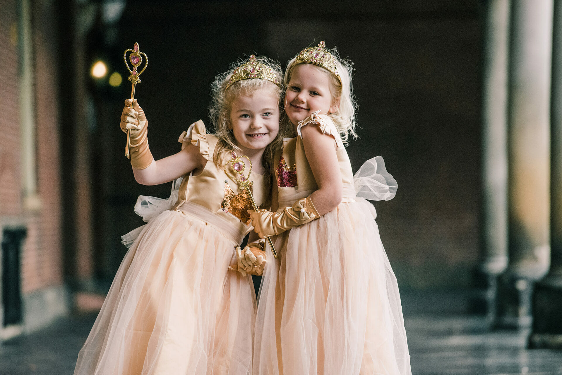 Twee meisjes verkleed als prinsessen