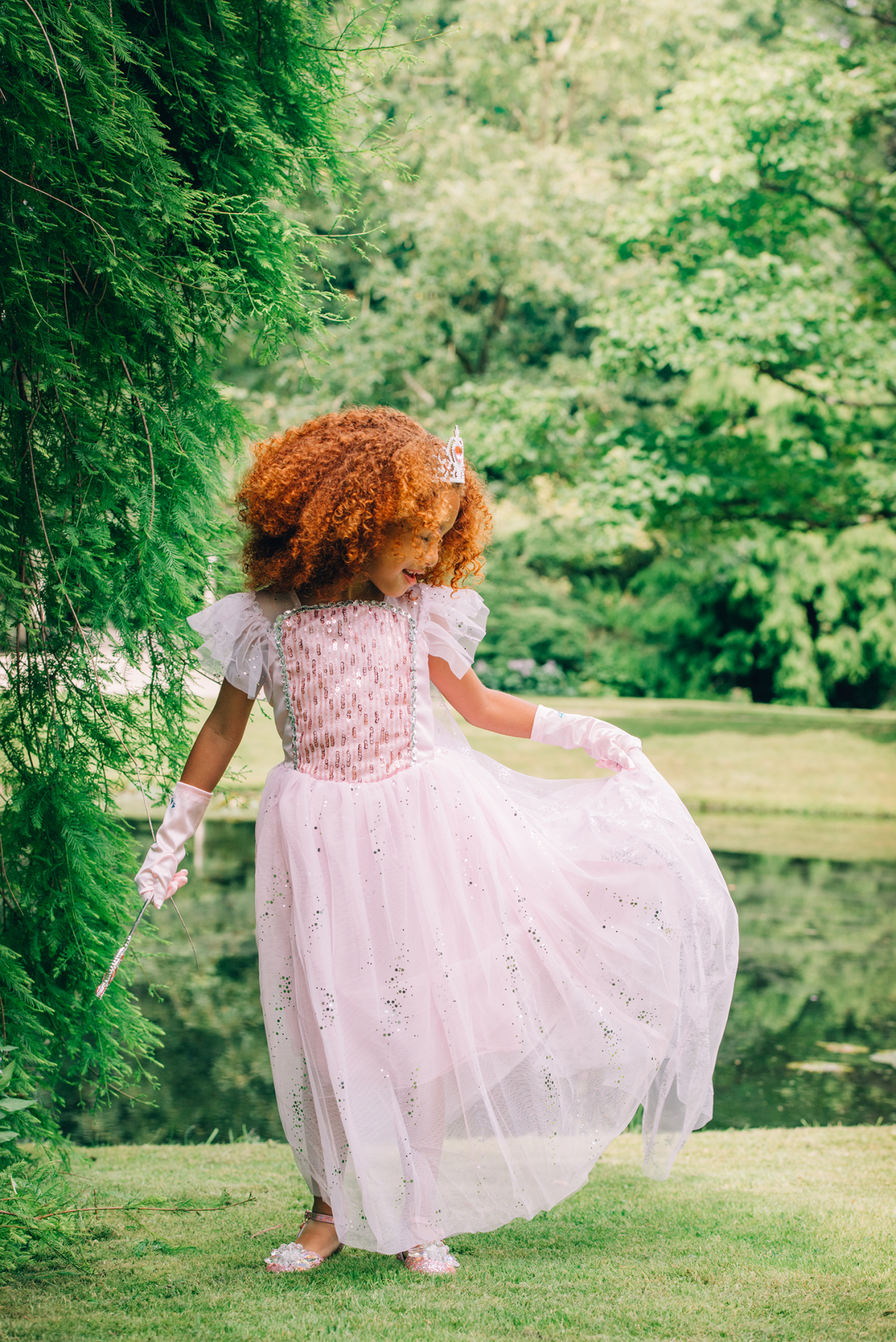 Meisje die een roze glitter prinsessenjurk draagt
